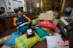 
深圳空運(yùn)公司-郵政局：基本實現(xiàn)村村直通郵 鄉(xiāng)鎮(zhèn)快遞網(wǎng)點(diǎn)覆蓋率達(dá)到95%（圖）