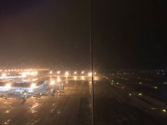 空運價格表-北京兩場遭遇四種特殊天氣 華北空管護航抗疫航班大風(fēng)中起飛（附